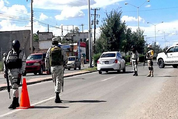 Militar es detenido por negarse a pagar taxi en la madrugada, en Coahuila