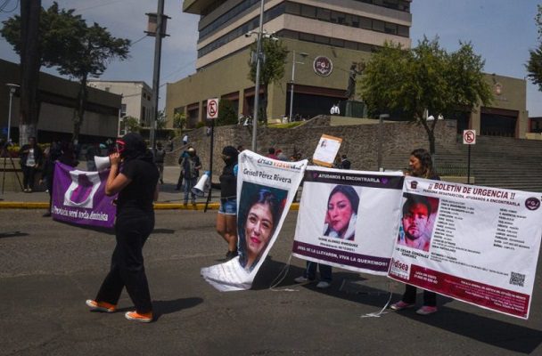 Feministas protestan en Toluca por represión de policías en Chimalhuacán