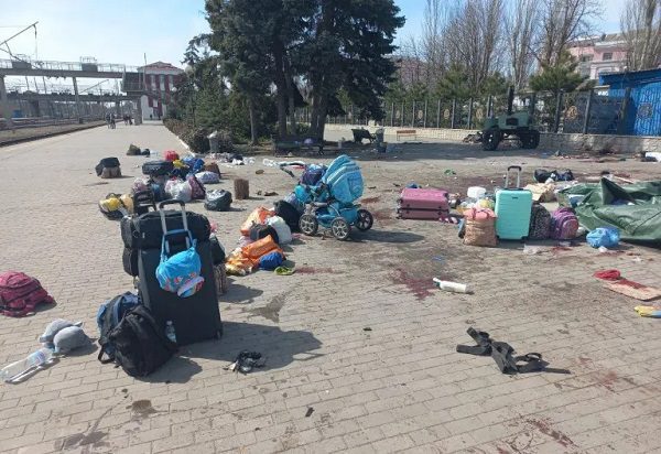 Sube a 50 el número de muertos por ataque ruso a estación en Ucrania