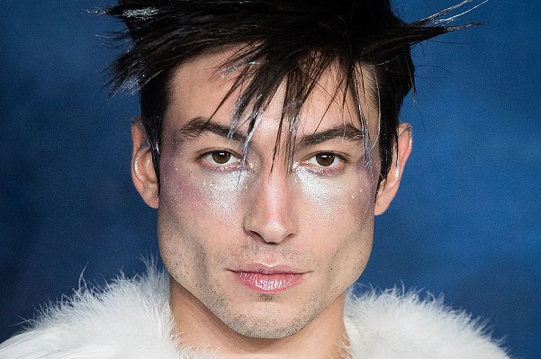 Warner y CD deciden pausar los próximos proyectos de Ezra Miller