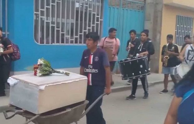 Vecinos en Perú arman funeral para perrito callejero #VIDEO