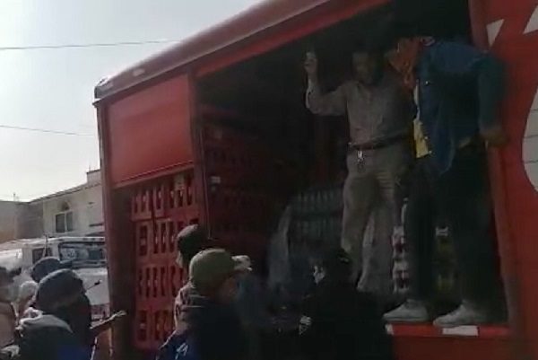 Normalistas agreden a reportero que cubría robo de mercancía, en Oaxaca #VIDEOS