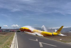 Durante aterrizaje, avión de DHL se parte en pista en Costa Rica #VIDEOS