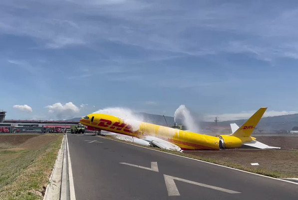 Durante aterrizaje, avión de DHL se parte en pista en Costa Rica #VIDEO
