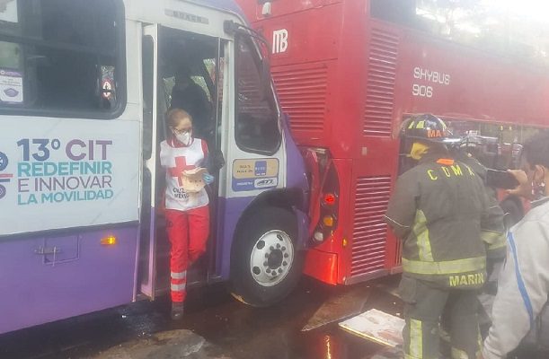 Choque entre Metrobús y camión de pasajeros fue por distracción del conductor: Semovi
