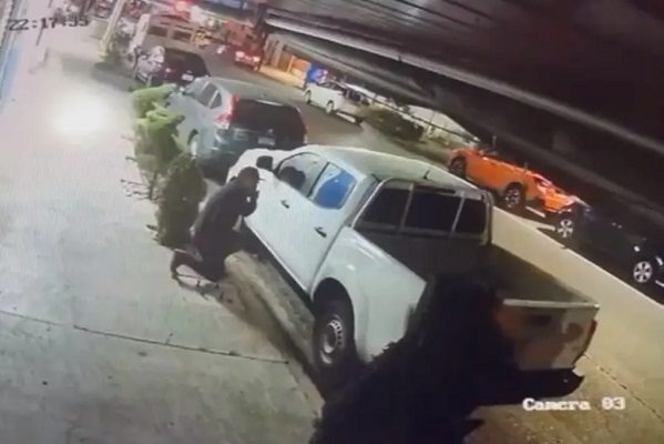 Ladrón se persigna antes de romper cristal y robar laptop, en Oaxaca #VIDEO