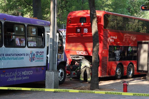 Suspenden a empresa ligada a choque entre camión y Metrobús en Reforma