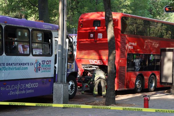 Suspenden a empresa ligada a choque entre camión y Metrobús en Reforma