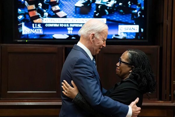 Senado de EE.UU. confirma a Ketanji Brown como primera mujer afroamericana en el Supremo