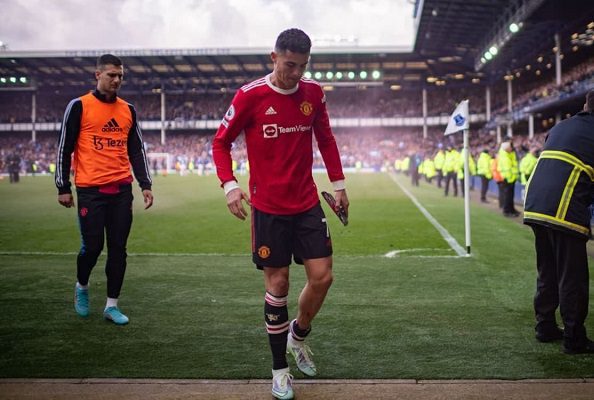 Manchester United investiga a Cristiano Ronaldo por azotar celular de aficionado #VIDEOS