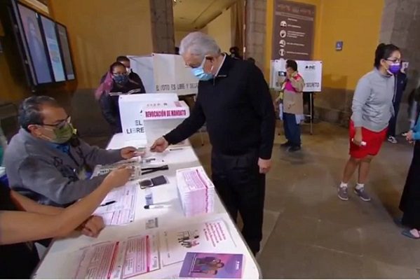 AMLO vota en la Consulta de revocación de mandato