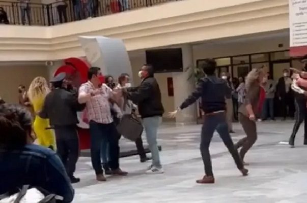 Familia arma pelea campal en Juzgados de Toluca por custodia de niño #VIDEO