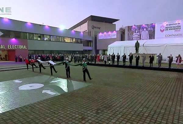 Arranca la consulta de Revocación de mandato con ceremonia a la Bandera