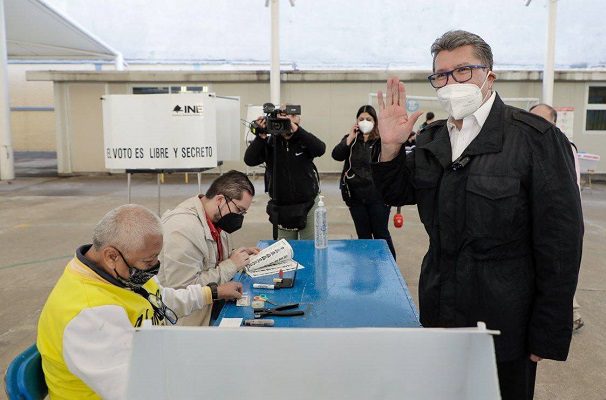 Adán Augusto y Ricardo Monreal acuden a votar en consulta de Revocación de mandato