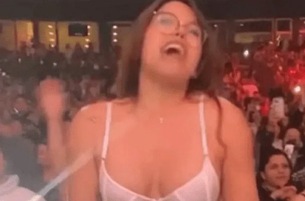 Fan de Ricardo Arjona se desviste en medio de concierto con la canción ‘Desnuda’