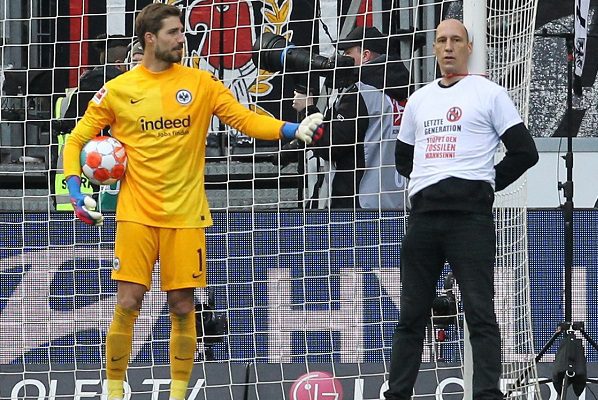 Aficionados se amarran a portería durante el Frankfurt vs Friburgo