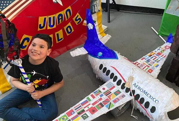 Niño celebra cumpleaños con temática de Aeroméxico