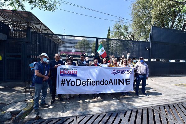 Organizaciones civiles protestan en apoyo al INE en CDMX