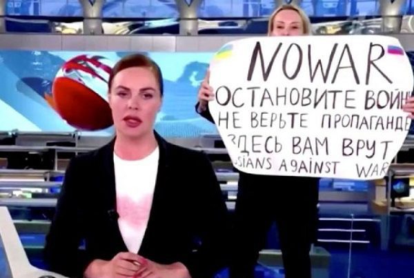 Diario alemán contrata a periodista rusa que protestó contra la guerra en noticiero