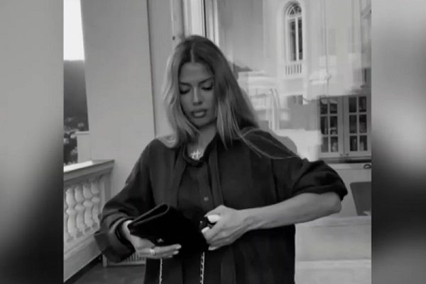 Influencers rusas destruyen lujosos bolsos de Chanel ante retirada de la marca #VIDEOS