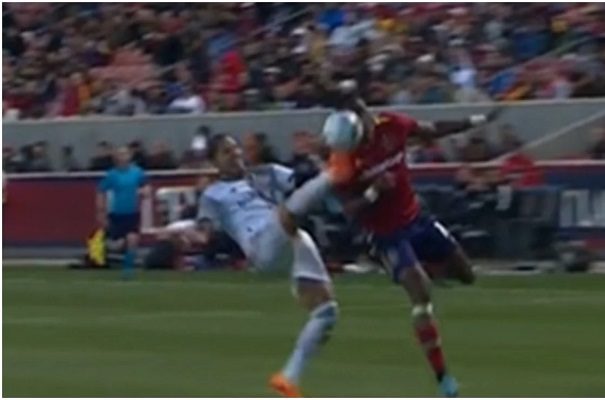 Así fue como Carlos Salcedo pateó la cabeza de un rival durante partido #VIDEO