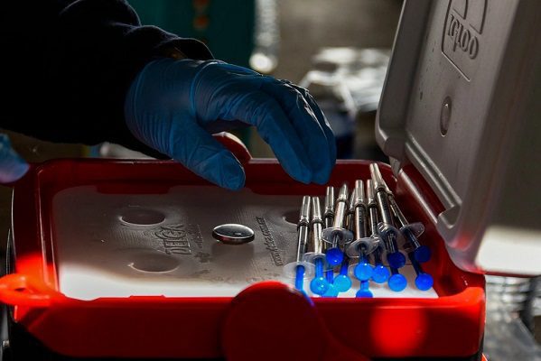 Gobierno federal alista compra de vacunas para menores de 15 años