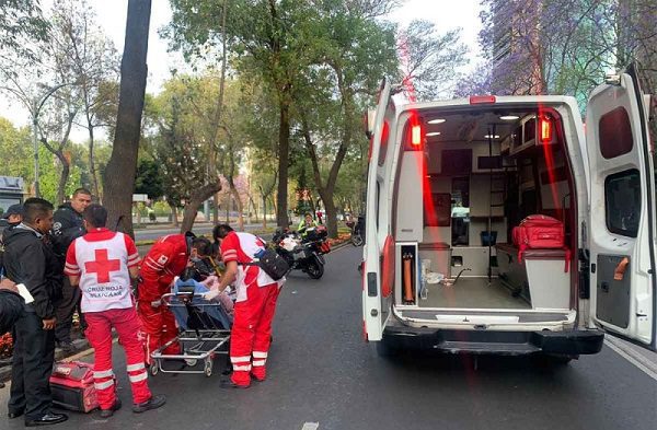Mujer intenta cruzar Paseo de la Reforma es atropellada, frente al Auditorio Nacional