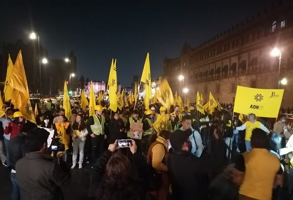 Perredistas se manifiestan frente a Palacio Nacional contra la Reforma eléctrica