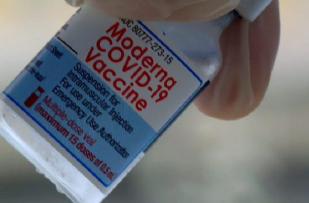 Retiran 700 mil dosis de la vacuna Moderna tras hallar mosquito en un vial