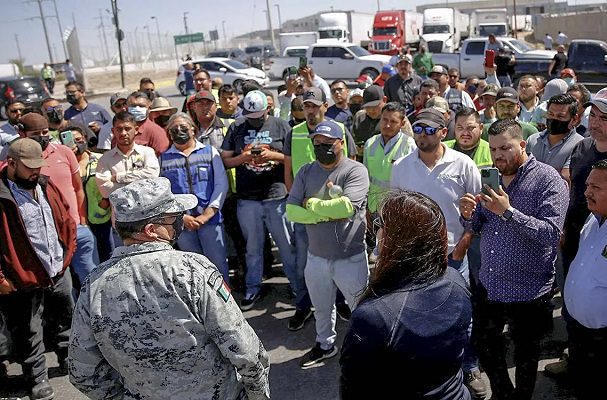 Camioneros mexicanos bloquean dos cruces con Texas en protesta por inspecciones