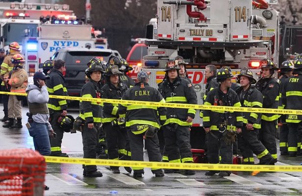 Autoridades confirman 16 heridos, 5 graves, tras tiroteo en Metro de Brooklyn