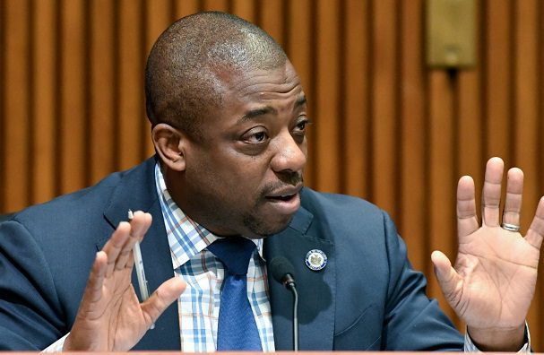 Detienen al vicegobernador de NY por irregularidades en costos de campaña