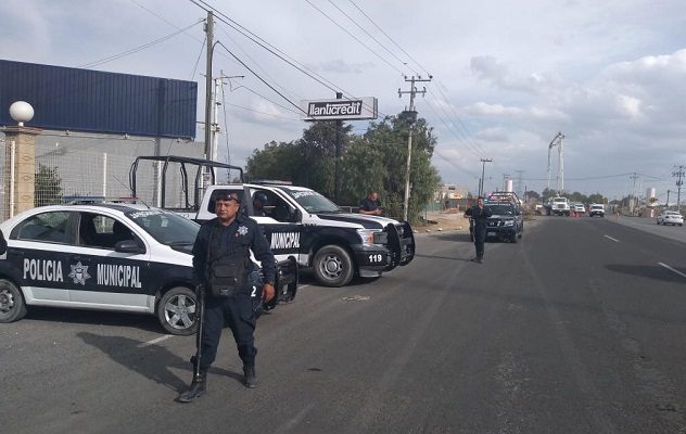 Captan a policías ingiriendo bebidas alcohólica a bordo de patrulla, en Hidalgo #VIDEO