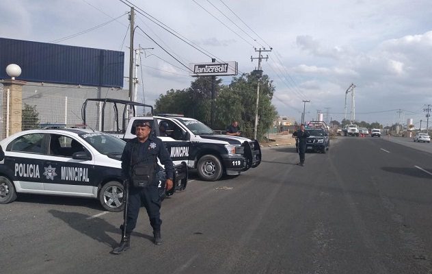 Captan a policías ingiriendo bebidas alcohólica a bordo de patrulla, en Hidalgo #VIDEO