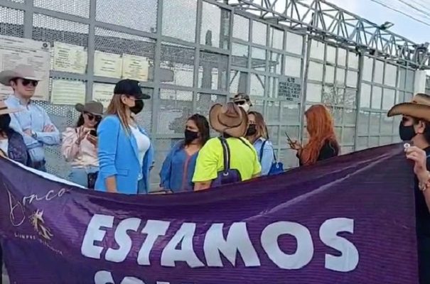 Simpatizantes rezan y se manifiestan por la liberación de "El Bronco"