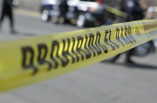 Localizan tres cuerpos y una cabeza humana dentro de taxi en carretera de Guerrero