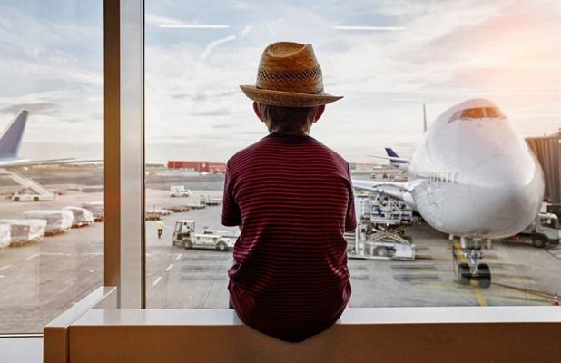 Padres encargan niño a aerolínea y ésta lo olvida, en Bogotá