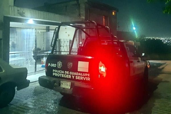 Niña de 12 años acuchilla a su madre por no dejarla salir, en NL