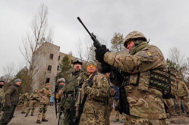 Detienen a ruso que buscaba viajar a Ucrania para luchar contra su propio país