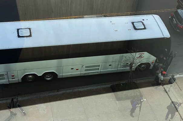 Gobernador de Texas traslada deja a migrantes a cuadras del Capitolio