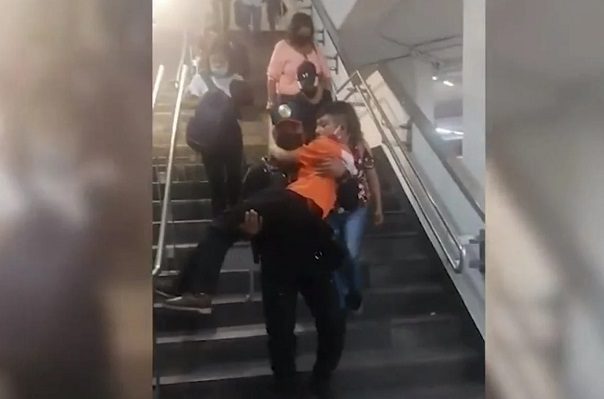 Policía de CDMX carga a niño lo ayuda a bajar escaleras del Metro #VIDEO
