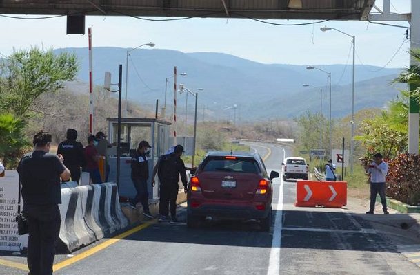 Normalistas de Ayotzinapa toman la caseta de Tixtla-Chilpancingo