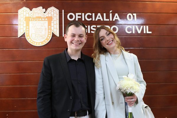 Ucraniana y ruso se casan en Tijuana en búsqueda de solicitar refugio en EE.UU.