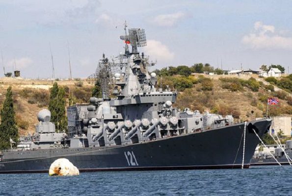 Se incendia buque insignia de Rusia que opera en el Mar Negro; Ucrania adjudica ataque