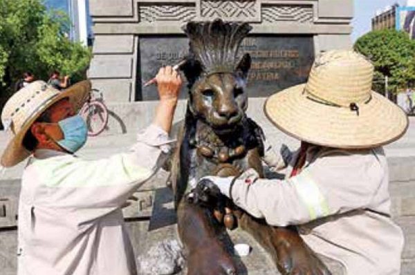 Restauran patas de leopardos de monumento a Cuauhtémoc