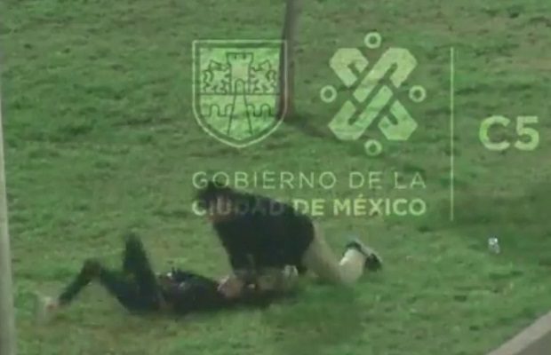 A golpes y jalones, sujeto intenta asaltar a mujer en calles de Iztapalapa #VIDEO