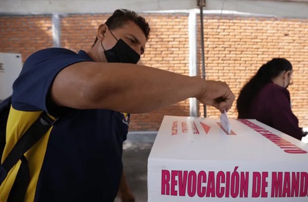 Titular de la UIF asegura que puede haber sanción por no votar en revocación de mandato