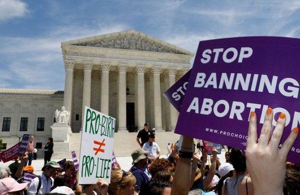 Florida promulga ley restringe el aborto después de 15 semanas de embarazo