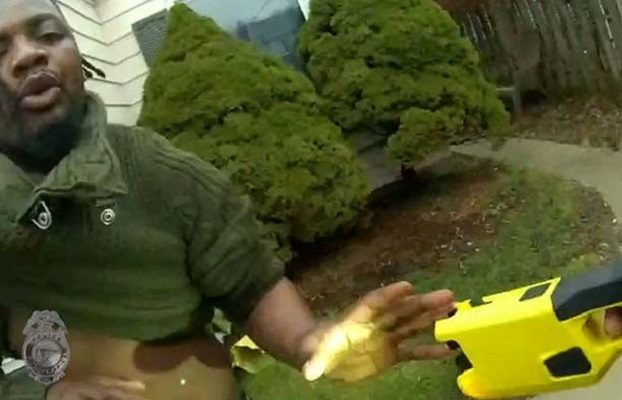 Policía blanco mata a joven afroamericano durante arresto, en Michigan #VIDEO