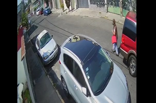 Conductor atropella de reversa a abuelita e intenta darse a la fuga, en Coyoacán #VIDEO
